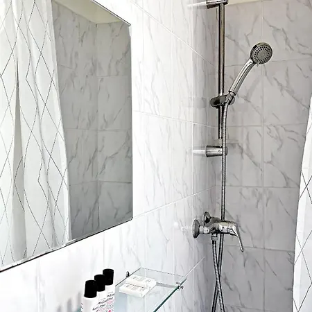 Cinnabar Apartment *